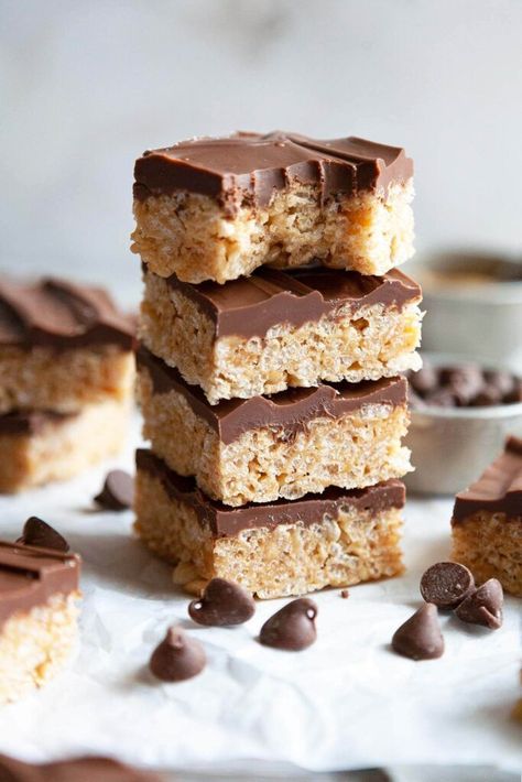 Homemade, Chocolate Peanut Butter Rice Krispie Treats recipe - Extra gooey and buttery Rice Krispies Treats made with marshmallows, peanut butter, and a layer of melted chocolate on top! A quick and easy no-bake dessert recipe that’s always a hit! Rice Krispies With Chocolate On Top, Gf Rice Krispie Treats, Rice Crispy Treats With Chocolate On Top, Peanut Butter Chocolate Rice Crispy Bars, Rice Krispie Treats With Chocolate, Peanut Butter Rice Krispie Treats Recipe, Hobby Baking, Sunday Desserts, Peanut Butter Rice Crispy Treats