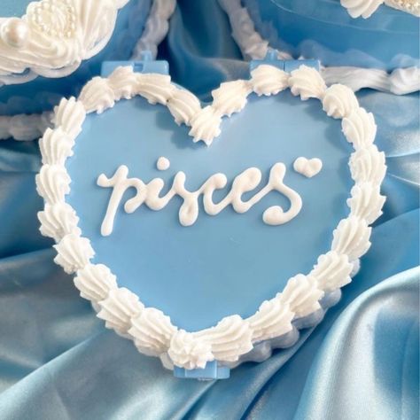 Llegó la #piscesseason y aquí te dejamos algunas ideas para que celebres a tu #piscis favorito con uno de estos pasteles. ♓🎂 #Fact: El signo Piscis es nacido entre el 18 de febrero y el 20 de marzo. 🫧 Fotos: @pinterest Cake Jewelry Box, Cake Jewelry, Y2k Heart, Pisces Birthday, Mini Jewelry, Custom Birthday Cakes, Heart Shaped Cakes, 26th Birthday, Creative Birthday Cakes