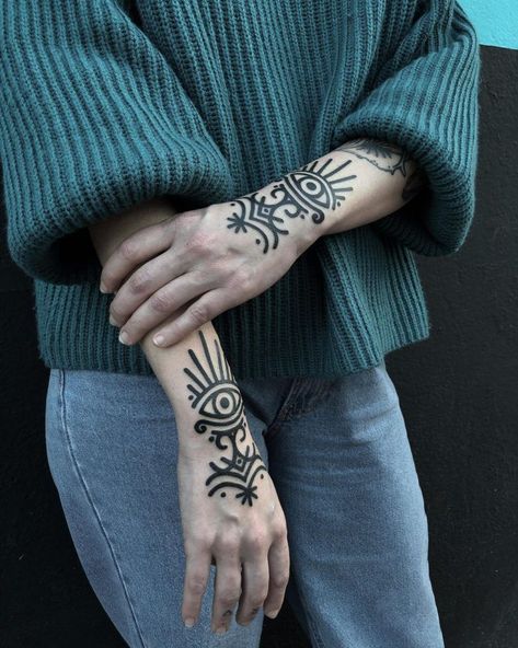 Tatuagens ornamentais: tattoos com design geométrico e ornamental! - Blog Tattoo2me Tattoo Main, 4 Tattoo, Inspiration Tattoo, Tattoo Ideas Female, Henna Tattoo Designs, Pattern Tattoo, Small Tattoo, Skin Art, Sleeve Tattoo