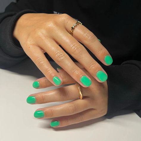 Short Square Gel Manicure, Classy Green Nails, Green Gel Manicure, Green Gel Nails Short, Green Dip Nails, Kelly Green Nails, Nail Colors That Make You Look Tan, Trendy Green Nails, Vacay Nails