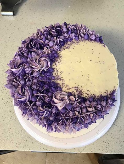 Purple Glitter Cupcakes, Witchy Cake, Cake Designs Beautiful, Eid Cake, Purple Cakes Birthday, Bolo Red Velvet, Buttercream Cake Designs, Purple Cakes, Simple Cake Designs