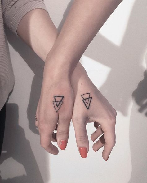 101 Sister Tattoos That Prove She's Your Best Friend in the World Unique Friendship Tattoos, Best Friend Symbol Tattoo, Small Best Friend Tattoos, Cute Best Friend Tattoos, Twin Tattoos, Small Matching Tattoos, Tattoo Placements, Matching Best Friend Tattoos, Matching Sister Tattoos