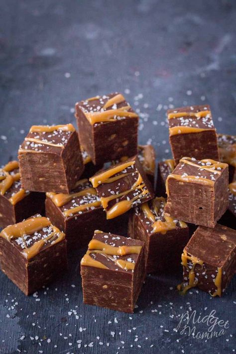 Salted Caramel Chocolate Fudge, Carmel Fudge, Chocolate Caramel Fudge, Carmel Chocolate, Easy Fudge Recipe, Easy Fudge, Homemade Fudge Recipes, Salted Caramel Fudge, Fudge Recipes Easy