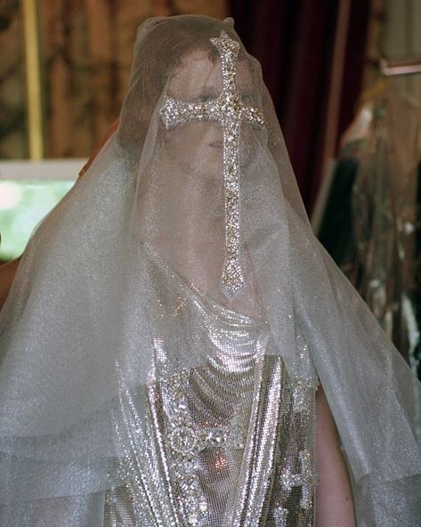 Karen Elson as the bride in rehearsals Gianni Versace’s final haute couture show, July 1997. Divine Comedy, Karen Elson, Cloth Art, Runway Details, Versace Couture, Ladies Wear, Atelier Versace, Donatella Versace, Gianni Versace