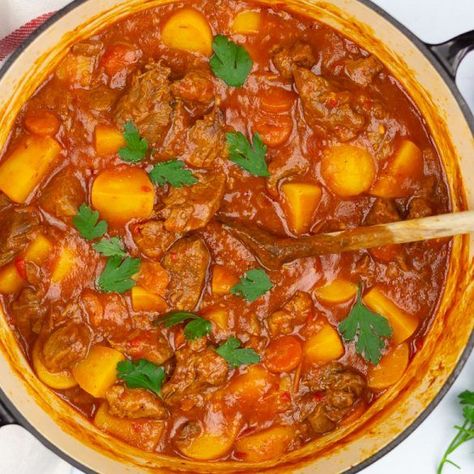 Hongaarse goulash | SmaakMenutie | Bloglovin’ Eastern European Recipes, Goulash Recipes, Goulash, European Food, Nutrition Recipes, I Love Food, Food For Thought, Main Course, Best Foods