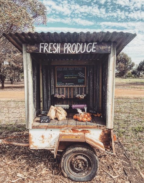 Farm stand with fresh produce Country Pie, Outdoor Wood Bar, Farm Market Ideas, Pie Stand, Fruit Stall, Dragonfly Wall Decor, Garden Fence Art, Produce Stand, Food Stand