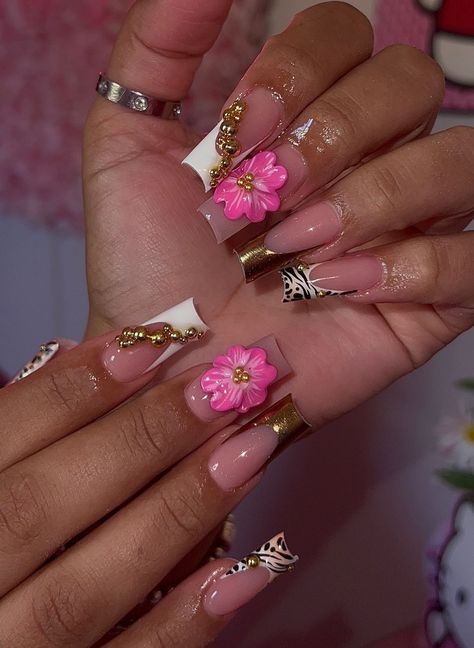 French Tips Birthday Nails, Small Medium Nail Designs, Kente Nails, Bright Pink And Gold Nails, Latina Nails Short Square, Nail Inspo With Flowers, Pink And Gold French Tip Nails, Hot Pink Vacation Nails, 17 Birthday Nails