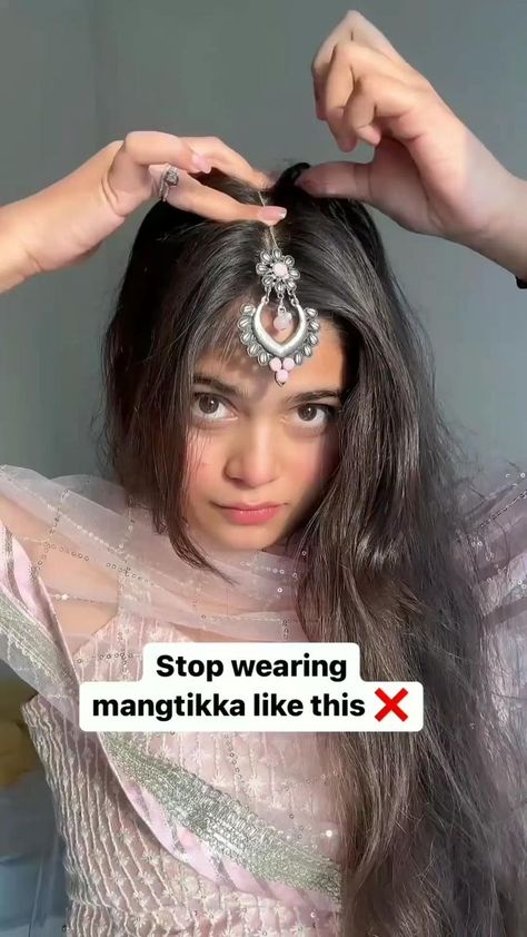 Tikka Hairstyle, Traditional Headpiece, Mang Tika, Hair Style On Saree, Mang Tikka, Hair Style Vedio, Instagram Hacks, Cute Quick Hairstyles, Easy Hairstyles For Thick Hair