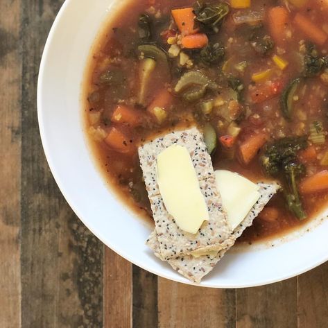 Kelly LeVeque on Instagram: “I can’t be the only one whose mom put butter on crackers with soup 🤷🏻‍♀️ A little different than Saltines and Campbell’s 🥫today...... 🥣🥣🥣🥣🥣 2…” Vegan Detox Recipes, Wild Rose Detox Recipes, Quick Detox, Kelly Leveque, Bone Broth Soup, Broth Soup, Vegan Detox, Lemon Detox, Detox Diet Plan