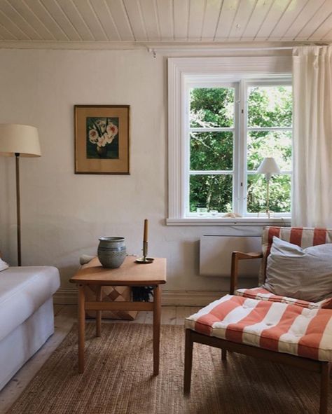 my scandinavian home: Hannah's Swedish City Apartment and Country Summer Cottage Scandinavian Cottage Interior, Swedish Cottage Interior, Swedish Living Room, Scandinavian Summer House, Swedish Summer House, Swedish Country House, Swedish Houses, Swedish Interior Design, Scandinavian Cottage