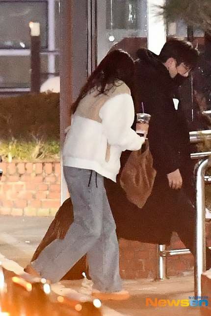 Secret Couple Paparazzi Pictures, Kpop Dating Dispatch, Dating Rumors Pics, Korean Dispatch Dating, Dispatch Dating Photo, Paparazzi Pictures, Secret Dating, Secret Relationship, Paparazzi Photos