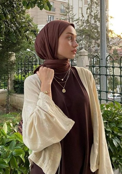 Brown Hijab, Hijab Look, Hijab Style Tutorial, Stylish Hijab, Hijab Fashionista, Muslim Outfits Casual, Hijabi Fashion Casual, Hijabi Outfits Casual, Everyday Fashion Outfits