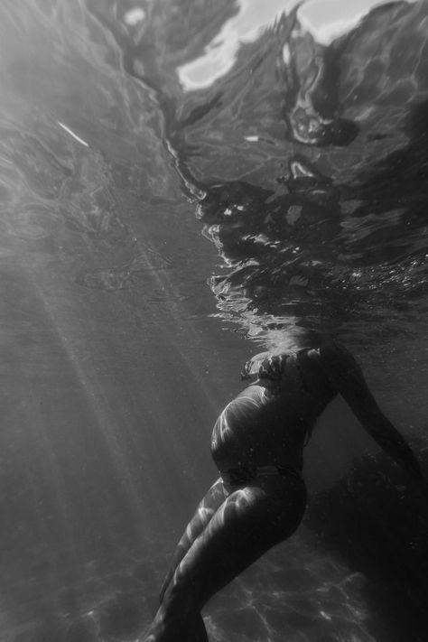 Underwater Pregnancy Photos, Maternity Pool Photoshoot, Water Pregnancy Photoshoot, Maternity Photography In Water, Pregnancy Photoshoot Ideas Outdoor, Maternity Water Photography, Pool Maternity Shoot, Ocean Maternity Shoot, Dreamy Maternity Shoot