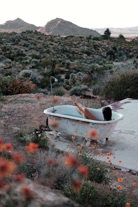 Dream of a bathtub in the desert Bathtub Photography, A Well Traveled Woman, Outdoor Bathtub, Bath Photography, Outdoor Tub, Outdoor Bath, Jacuzzi Outdoor, Outdoor Bathrooms, Outdoor Photoshoot