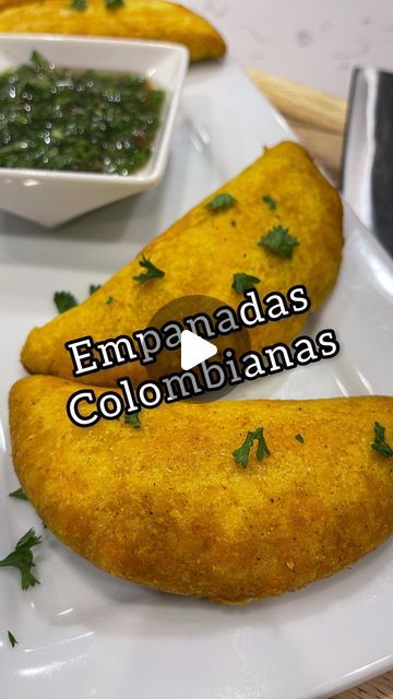 Criollo Grindz on Instagram: "Ha pasado un tiempo desde mi última publicación, pero estoy super feliz de estar de regreso y hacer contenido. Aquí te dejo unas empanadas colombianas para que las disfrutes.

Ingredientes: 
Ají :En un bowl vas a agregar y mezclar
1/4 taza de vinagre blanco
1/2 taza de agua
Jugo de 2 limas 
1 tomate rallado
1 manojo de cebolla verde picada
1 manojo de cilantro picado
1 cucharadita de chile habanero rojo/ají seco
1-2 cucharaditas de sal

Masa 
1 taza y media de harina de maíz (use la marca P.A.N.) 
2 tazas de agua caliente 
1 cucharada de sazón o un paquete 
1 cucharita de sal 
🍴Agregue sazón y sal a la mezcla y agregue lentamente 2 tazas de agua tibia mientras amasa la masa. Amasar por 5-10 minutos. Cubra y reposar por 15 minutos.

Relleno
🍴Comience cocinand Columbian Recipes, Chile Habanero, Empanadas Dough, Rican Food, Colombian Food, Empanadas Recipe, Puerto Rican Recipes, Flank Steak, Adobo