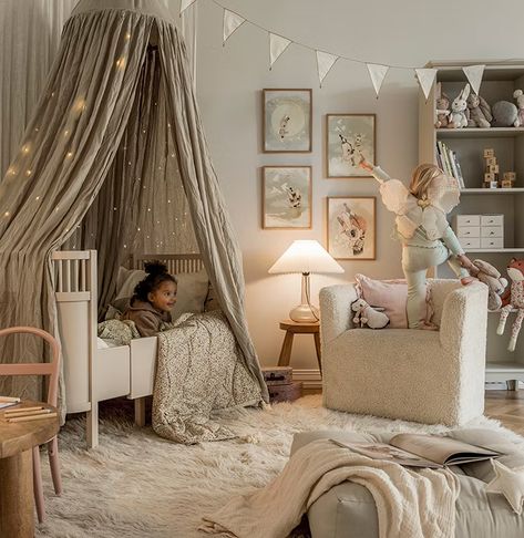 Mrs Mighetto gallery wall Amelie Room, Fairytale Bedroom, Picture Walls, Design Ložnic, Kids Rooms Inspo, Coastal Casual, Wall Inspiration, Toddler Girl Room, Baby Room Inspiration