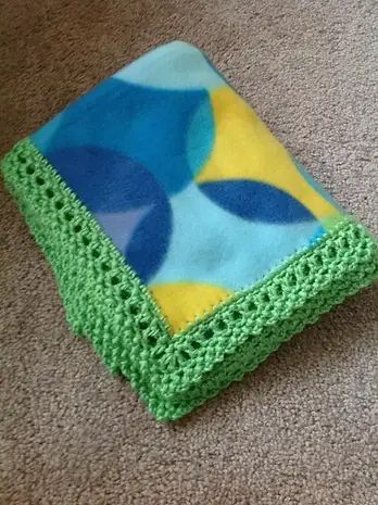 [Free Pattern] This Unisex Crochet Edge Can Make Any Fleece Blanket Look Amazing! - Daily Crochet Flannel Baby Blanket Crochet Edging, Fleece Blanket Crochet Edging, Fleece Blanket Edging Ideas, Crochet Edges For Blankets Baby, Crochet Blanket Edges Ideas, Blanket Diy Fleece, Crochet Blanket Edging Patterns, Borders Crochet, Crocheted Borders