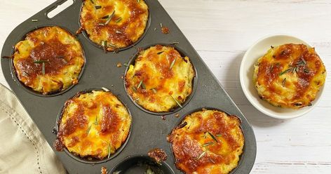 What do you get when you combine grated potato, cheese, butter and garlic, pop it in a muffin pan and bake until golden? The ultimate carby, cheesy comfort food snack. Savoury Finger Food, Cheesy Snack, Taste Food, Potato Cheese, Potato Bake, Cheesy Potato, Grated Potato, Cheese Butter, Pies Maker