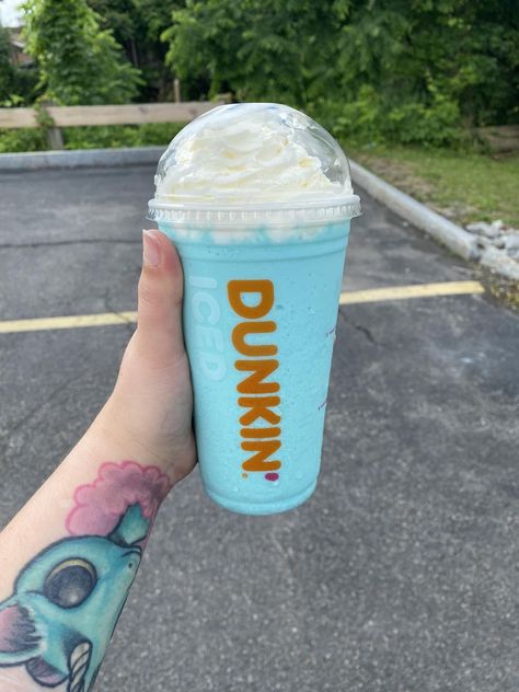 Dunkin Coolatta Drinks, Dunkin Donuts Coolatta, Dunkin Donuts Drinks, Dunkin Dounuts, Refresher Drinks, Dunkin Drinks, Cotton Candy Drinks, Copycat Drink Recipes, Custom Drinks