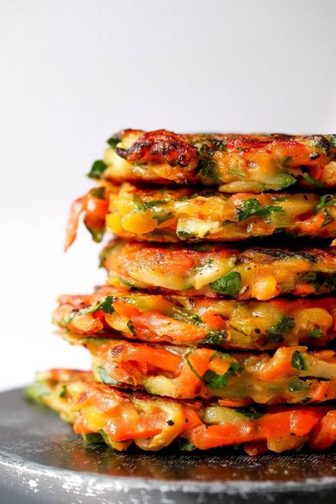 Vegetable Fritters, Veggie Fritters, Vegan Patties, Vegan Starters, Meat Alternatives, Fritter Recipes, Healthy Kitchen, Cooked Vegetables, Veggie Dishes