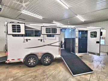 Big Horse Trailers, 2 Horse Trailer, Horse Trailer Organization, Horse Transport, Horse Trailers For Sale, Horse Trailer Living Quarters, Horse Barn Plans, Gooseneck Trailer, Horse Ideas