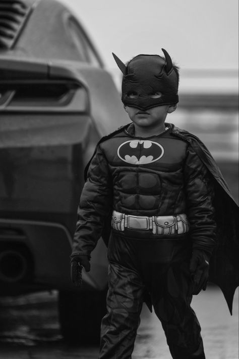 Batman Photoshoot, Toddler Batman Costume, Birthday Photoshoot Ideas Boys, Batman Photo, Toddler Photoshoot, Baby Milestone Photos, Milestone Photos, Batman Pictures, Batman Costume