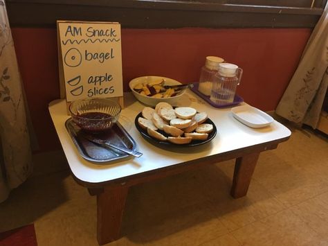 The self-serve snack area is part of Practical Life in all Miniapple Children's Houses and can be replicated at home! Children determine when they are hungry, prepare their own snack, practice Grace & Courtesy while they eat with friends and then clean up after themselves. Practical life activities foster concentration, order, coordination and independence. Montessori Food Station, Montessori Snack Table, Snack Area Eyfs, Eyfs Snack Area, Self Serve Snack Station, My Local Area Eyfs, Healthy Eating Continuous Provision, Montessori Snack Station, Montessori Self Serve Snack