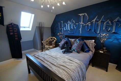 Harry Potter mural room by sweetart murals kind of in love. Harry Potter Themed Bedroom, Geek Home Decor, Stile Harry Potter, Harry Potter Room Decor, Harry Potter Bedroom, Harry Potter Kids, Geek Decor, Harry Potter Room, Dekorasi Kamar Tidur