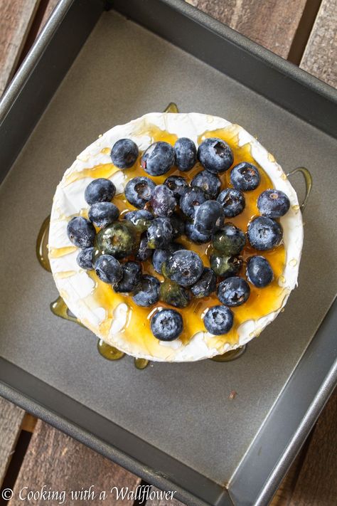 Brie With Blueberries, Blueberry And Brie, Brie And Blueberry Appetizer, Baked Brie With Blueberries, Blueberry Party Food, How To Cook Brie, Brea Cheese, Brie Blueberry, Blueberry Baked Brie