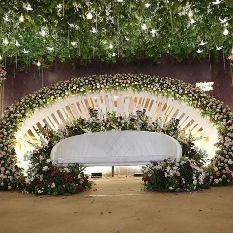 Glamorous Wedding Decor, Wedding Entrance Arch, Diy Wedding Arch Flowers, Dhoti Function, Couple Seating, Engagement Stage, Hindu Wedding Decorations, Engagement Stage Decoration, Entrance Arch