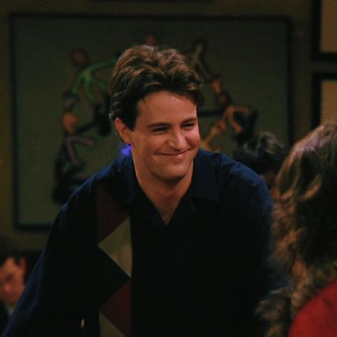 Chandler Bing Pfp, Chandler Friends, 90s Sitcoms, Friends Scenes, Friends Cast, Joey Tribbiani, Friends Moments, Friends Series, Chandler Bing