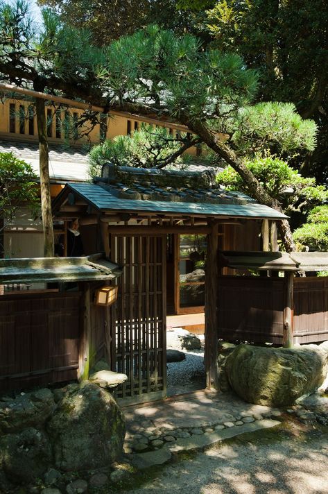 Japanese House Entrance, Japanese Inn, Japan Nara, Japanese Houses, Entrance Garden, Japanese Home Design, Japanese Style House, Traditional Japanese House, Nara Japan