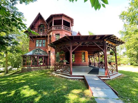 If you like peeking inside houses and seeing how other people live, this is a good one. https://middlejourney.com/inside-the-famous-mark-twain-house-in-hartford-connecticut/ #travel #hometour Mark Twain House, Stowe House, Connecticut Travel, Hit The Road Jack, Hartford Connecticut, Castles In Scotland, Extraordinary People, Billiard Room, Famous Books