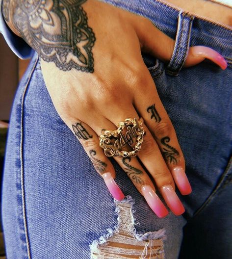 Chola Jewelry, Chicana Jewelry, Chola Nails, Chola Aesthetic, Mexico City Fashion, Latina Aesthetic, Chola Style, Chicana Style, Hand Tats