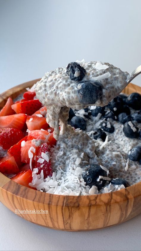 chia seed pudding, overnight chia seed pudding, chia pudding, breakfast recipe Low Carb Sweet Breakfast, Gluten Free Aesthetic Food, Low Breakfast Calorie, Clean Low Calorie Recipes, Low Calorie Vegan Snacks, Low Calorie Chia Pudding, Vegan Low Calorie Recipes, Calorie Deficit Breakfast, Low Carb Healthy Breakfast