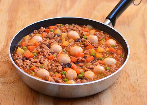 Pork Giniling with Quail Eggs is a thick and hearty stew made with ground pork, quail eggs, potatoes, carrots, bell peppers, sweet peas and raisins Pork Giniling Recipe, Giniling Recipe, Pilipino Recipe, Filipino Soup, Food Filipino, Lutong Pinoy, Quail Recipes, Kawaling Pinoy, Philippine Cuisine