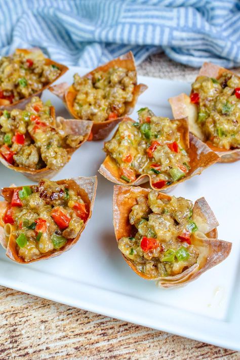 Cheesy Sausage Wonton Cups, Sausage Stars, Wonton Wrapper Recipes, Football Party Foods, Meat Appetizers, Wonton Wrappers, Wontons, Favorite Appetizers, Football Party