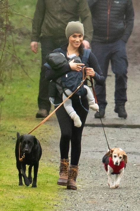 *PREMIUM-EXCLUSIVE* **WEB EMBARGO UNTIL 6 PM EST ON January 21, 2020** MEGAN MARKLE CAN'T CONTAIN HER GLEE DURING STROLL WITH ARCHIE AND HER DOGS **STRICTLY NO WEB** Estilo Meghan Markle, Megan Harry, Princ Harry, Meghan Style, Meghan Markle Outfits, Prince Harry Et Meghan, Archie Harrison, Harry And Megan, Prins Harry