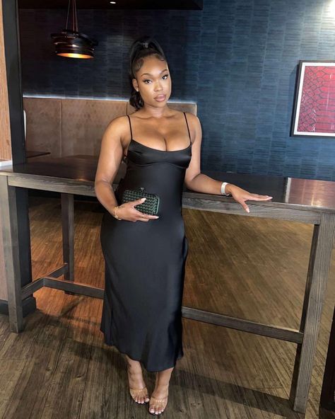 Sophisticated Black Women, Aesthetic Hoodies, Modest Casual Outfits, Elegant Outfit Classy, Date Outfit Casual, African Traditional Dresses, Fashion Figures, Yes To The Dress, All Black Outfit