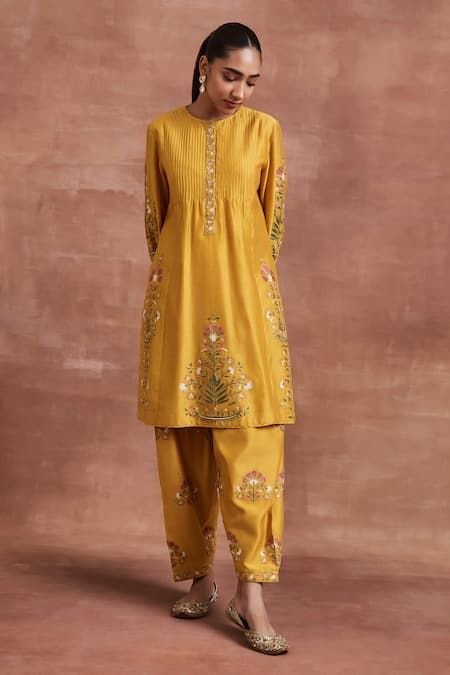 Buy Yellow Chanderi Silk And Embroidered Naksh & Kurta Set For Women by Sue Mue Online at Aza Fashions. Indian Wedding Dress Traditional, Aari Design, Clothing Store Interior, Salwar Pattern, Pakistani Salwar, Embroidered Kurti, Zari Embroidery, Kurta Set For Women, Pakistani Fashion Casual