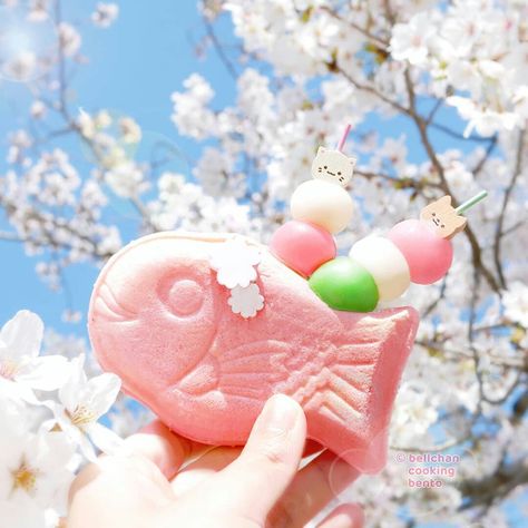 Fish Shaped Cake, Taiyaki Fish, Snacks Japonais, Kawaii Cups, Japanese Street Food, Kawaii Dessert, Foreign Food, Kawaii Cooking, Shaped Cake