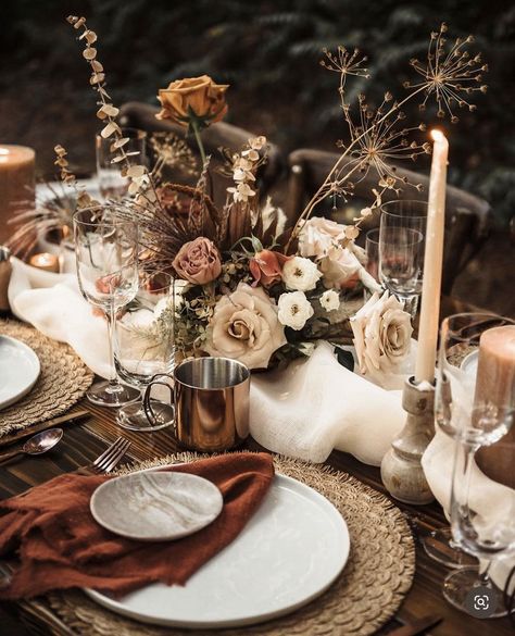 Wedding Color Scheme Champagne, Tuscan Fall Wedding Decor, Tuscan Wedding Backdrop, Brown Gold Cream Wedding Color Schemes, Brown Table Cloth Decor, Dark Tablecloth Wedding, Classy Fall Wedding Ideas, Brown Tablecloth Wedding, Brown Wedding Florals