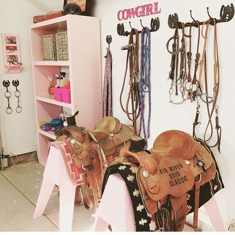 Stable Style - Equestrian Blog on Instagram: “@littleredcowgirl, your tack room is on point! The clean and organized space is making us so happy. 💕 #StableStyle” Dream Tack Room, Horse Tack Room Ideas, Tack Shed Ideas, Tack Room Organization, Horse Tack Rooms, Cowboy Room, Stable Style, Big River, Horse Aesthetic