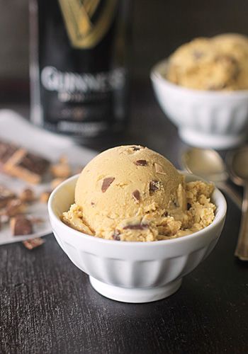 The Galley Gourmet: Guinness Ice Cream with Chocolate Covered Toffee Bits Guiness Ice Cream, Guinness Ice Cream, Guinness Recipes, Irish Cooking, Irish Cuisine, Ice Cream Maker Recipes, Sorbet Recipes, Frozen Yoghurt, Toffee Bits