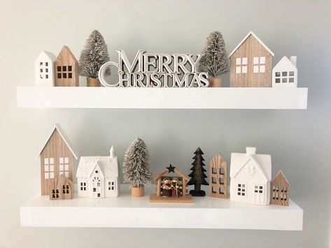 White House’s Christmas Decor, Minimalistic Christmas Decor Ideas, Kitchen Christmas Decorations Modern, Christmas Decor Ideas For Shelves, Christmas Shelf Decor Ideas Living Room, Christmas Shelves Decor, Christmas Decor Shelves, Christmas Shelf Decor Ideas, Christmas Shelf Decor