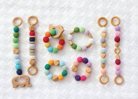 Make your own Wood and Bead Baby Teethers with this easy-to-follow tutorial! Inexpensive Art, Baby Toys Diy, Diy Holz, Baby Blocks, Baby Teethers, How To Make Rings, Baby Diy, Teething Toys, Baby Rattle