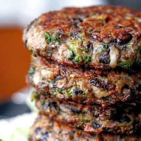 Chunky Portabella Veggie Burgers packed with mushrooms, broccoli, black beans and awesomeness! Taste like beef but all vegetarian! Pasta Vegetariana, Stuffed Portabella Mushrooms, Veggie Burgers, Vegan Burgers, God Mat, Idee Pasto Sano, Veggie Burger, Meatless Meals, Veggie Dishes