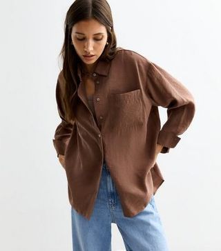 5 Expensive-Looking Colour Trends the High Street Is Backing in a Big Way for 2024 Minimalistic Summer Outfits, Details Outfit, Runway Outfits, Outfit Ideas For Women, Brown Shirt, Skirt Trends, Edgy Outfits, High Waisted Trousers, Look Chic