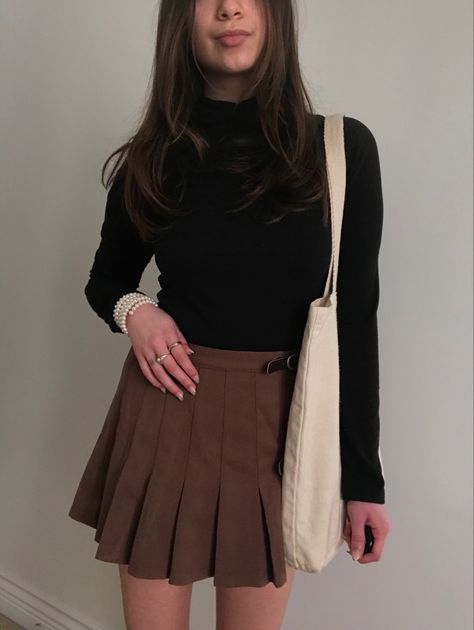 brandy melville brown pleated skirt Brown Tennis Skirt Outfit, Brown Pleated Skirt Outfit, Sharon Marsh, Brown Tennis Skirt, Heidi Turner, Brown Tennis, Clothes Brown, Wendy Testaburger, Brown Pleated Skirt