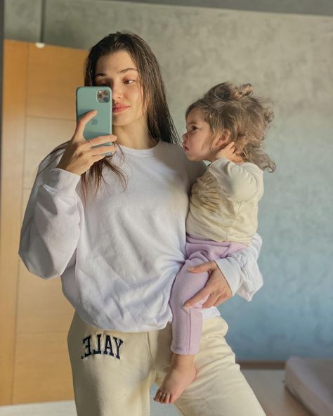 #SenÇalKapımı #EdSer #HandeErçel #KeremBürsin #HanKer #edaserkan​ #edayildiz​ #handemiyy​ #serkanbolat Baby Gril, Mommy Outfits, Girls Dp Stylish, Turkish Fashion, Hande Ercel, Aesthetic Women, Causual Outfits, Couple Photography Poses